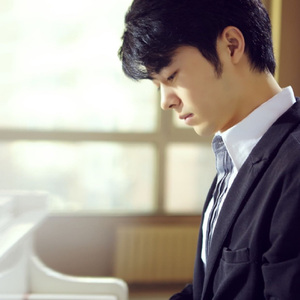 被学长抱进小树林c个爽男男视频
